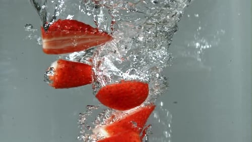 Erdbeeren fallen in einen Strudel