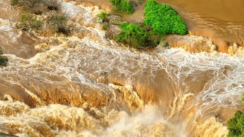 Vue aérienne : cascade inondée en mouvement.