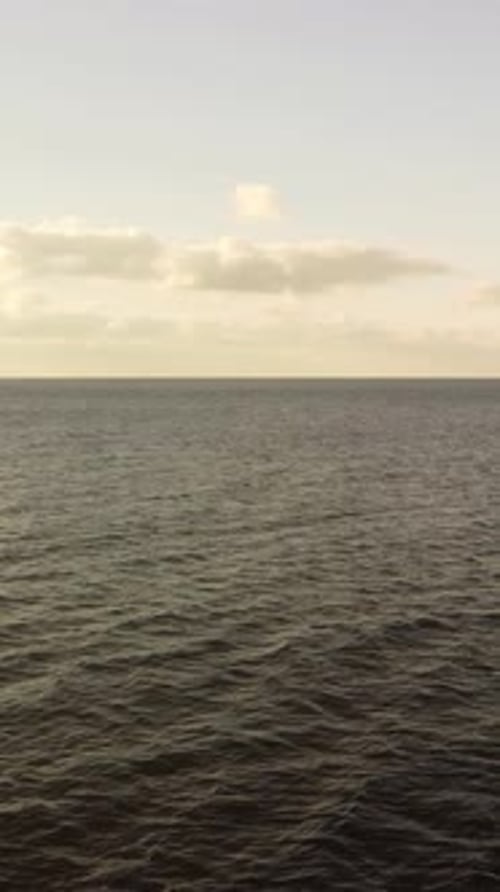 Luftaufnahme des ruhigen azurblauen Meeres und der vulkanischen Felsküste Kleine Wellen auf der Wasseroberfläche Natur Sommer