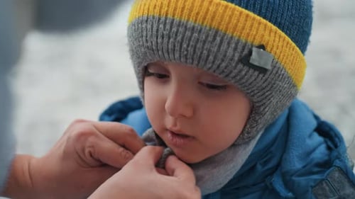Mutter hilft ihrem Kind täglich Eltern helfen Sohn bei wichtigen Aufgaben Engagierte Mutter