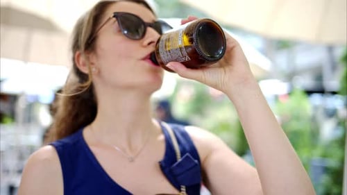 Femme buvant du kombucha sur une terrasse, Ralenti