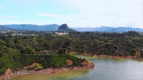 Vue aérienne près d'El Peñón de Guatapé, un grand rocher isolé unique avec des escaliers menant au sommet et un exploit