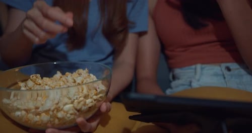 femmes décontractées, profitez d'un moment de bonheur et de concentration, regardez des films et des divertissements en ligne sur tablette.