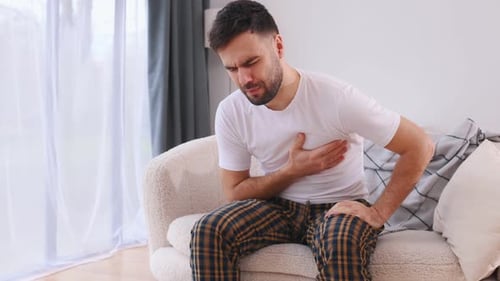 Douleur dans la zone cardiaque. Un homme malade se sent mal à la maison.