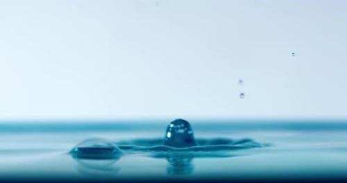 Nahaufnahme von Wasserfällen in Superzeitlupe.