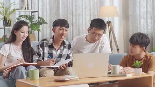 Groupe d'adolescents asiatiques étudiant sur un ordinateur portable à la maison. Suivre un cours en ligne, poser une question