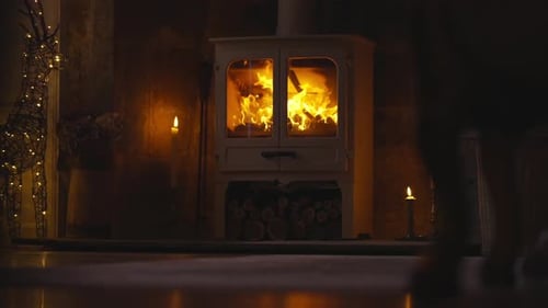 Cheminée allumée à côté des décorations de Noël
