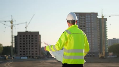 Baumeister, Inspektor, Arbeiter, Bauingenieur, Mann, der wieder arbeitet, überprüft, Baustellenarbeiten, Architekt
