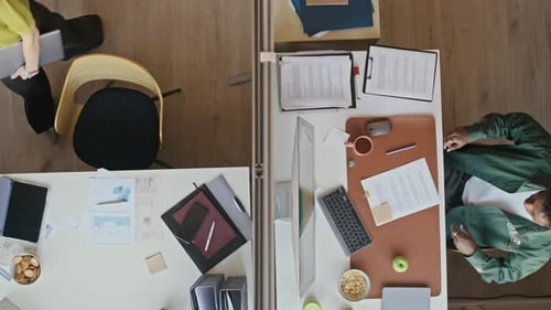 Vue de dessus des collègues de bureau qui commencent une journée de travail productive