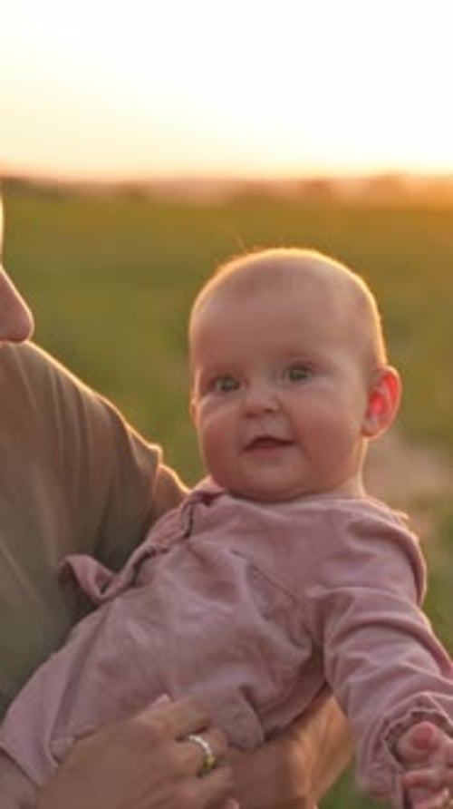 Un bebé alegre jugando al atardecer con un padre cariñoso creando recuerdos duraderos juntos