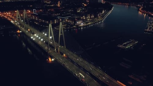 AÉREO. Movimento em timelapse Hyperlapse do tráfego noturno da cidade
em ponte de 4 vias
