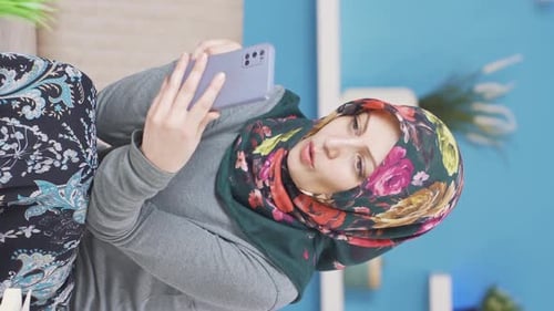 Vertical video of The woman on the phone.