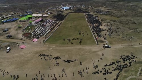 Vue aérienne de l'événement du col de Shandur avec la foule et la montagne, Pakistan.