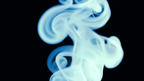 Fumaça giratória maravilhosamente elegante sobre fundo preto profundo para uma atmosfera artística