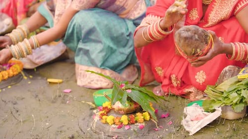Indische Frau macht Ritual der Pooja