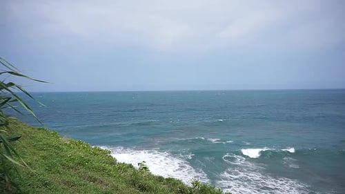 sehen Sie einen Strandabschnitt mit blauem Meerwasser und großen Wellen während des Tages