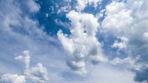 Hermosas nubes esponjosas que cambian de forma en el cielo. Suave paisaje de nubes bajo los rayos del sol brillante