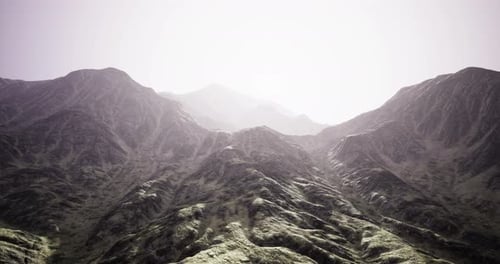 Majestätische Bergkette, die in den frühen Morgenstunden in sanftem Sonnenlicht getaucht ist