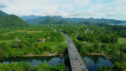 Estrada reta entre montanhas