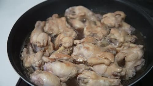Asas de frango fervendo