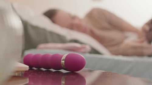 Junge Frau hlt Dildo auf dem Bett, Stock-Filmmaterial Einschlielich: masturbation & sex - Envato Junge Frau hlt Dildo auf dem Bett, Stock-Filmmaterial Einschlielich: masturbation & sex - Envato