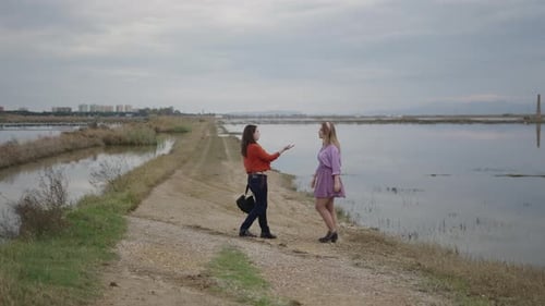 Fotógrafo e modelo trocam ideias