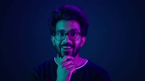 Betäubt Glücklich Erstaunt Schockiert Aufgeregt Wunder Arabischer Indischer Mann Kerl Männlicher Programmierer Programmierer Internet