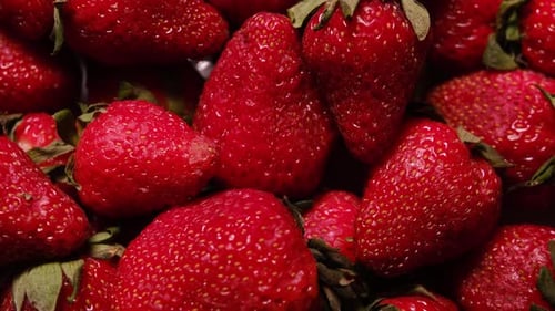 Una exhibición vibrante y colorida de fresas frescas maduras que muestran su textura jugosa y rica