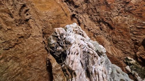 Ralentissement des formations géologiques à l'intérieur d'une grotte