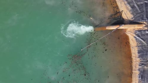 A hot water pipe flows into a water reservoir 4K_1