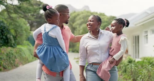 Spaziergänger, schwarze Familie und Eltern mit Kindern in der Nachbarschaft für Eigentum, Eigenheim und Hypothek