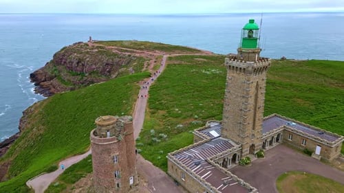 Leuchtturm und Landzunge Cap Fréhel, Bretagne, Frankreich. Aus der Luft nach vorne