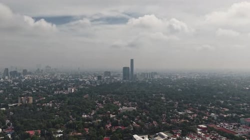 Hyperlapsus aérien à Mexico montrant des nuages se rassemblant en prévision d'une éventuelle tempête