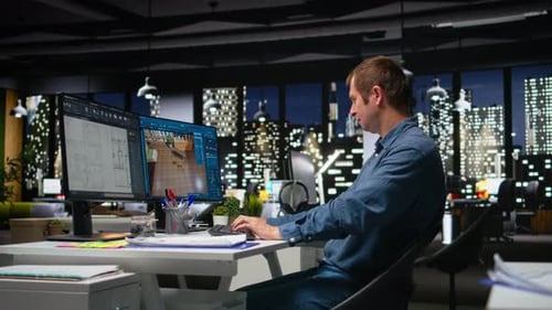Porträt eines männlichen Ingenieurs verwendet Architektursoftware und Baupläne