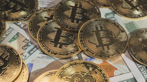 Pièces Bitcoin dorées sur les billets en dollars américains Concept de crypto-monnaie