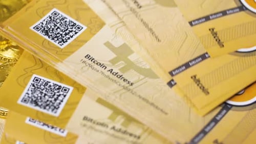 Les billets tombent sur des pièces métalliques fabriquées comme monnaie
