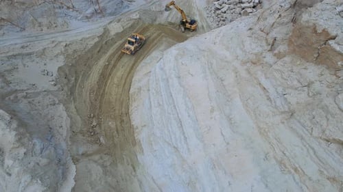 Drohnenaufnahmen von Kettenbaggern und Bulldozern bei der Arbeit an Steinbruchaufnahmen der Industrielandschaft