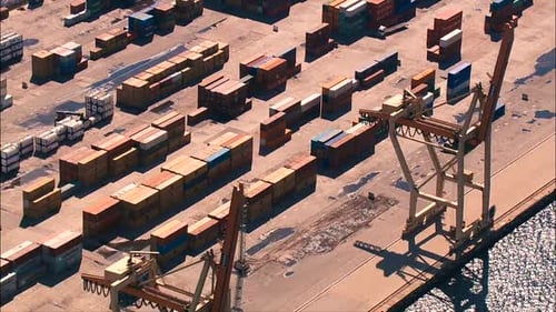 vista superior de um porto de contêineres marítimos