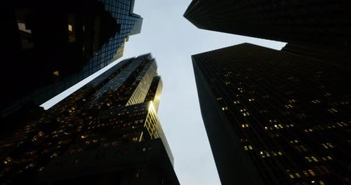 Vista de rascacielos al anochecer que muestra la arquitectura urbana y las luces de la ciudad