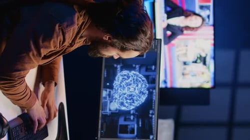 Entwickler verwendet Computer, um neuronale Netze künstlicher Intelligenz zu aktualisieren