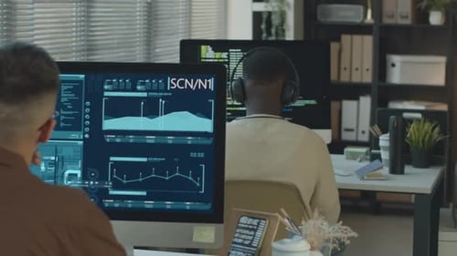 Des ingénieurs logiciels examinent l'interface des puces et le codage au bureau