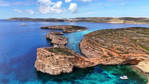 Vue sur les falaises du Blue Lagoon et le plateau côtier avec ses habitats méditerranéens | Comino Malta