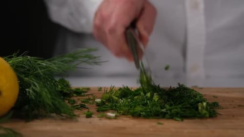 Chefkoch schneidet Dill