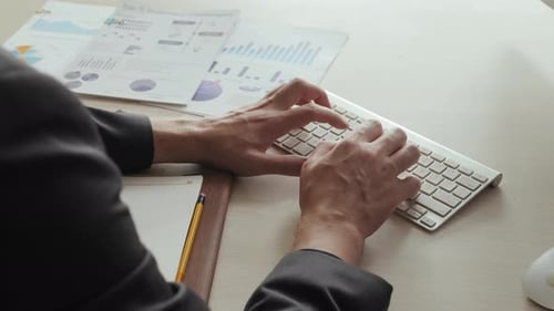 Geschäftsmann tippt auf drahtloser Tastatur