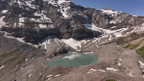 Un lago alpino turquesa enclavado entre majestuosos picos nevados