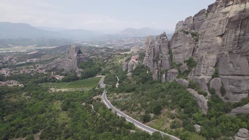 Monastère Saint-Nicolas d'Anapafsas au sommet d'un précipice rocheux ; plan d'approche filmé par Drone