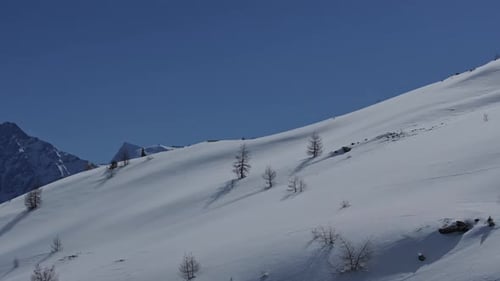 Paysage de montagne aérien autour de la station de ski de Bruson le jour d'hiver de Bluebird
