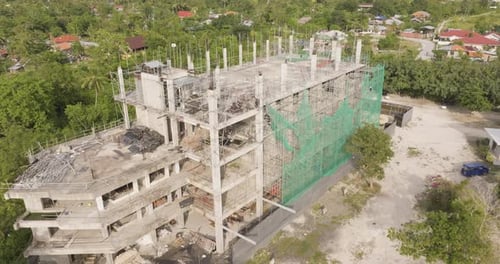 Vista aérea de una obra de hormigón sin terminar en Moalboal, Filipinas