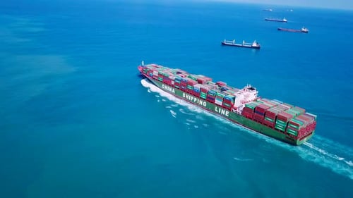 Gran buque portacontenedores cargado que navega por mar abierto