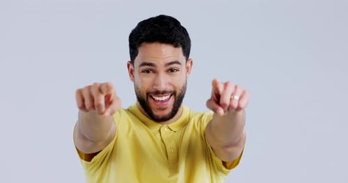 Gesicht, zeigt auf dich und den Mann mit einem Lächeln, aufgeregt und motiviert auf weißem Studiohintergrund